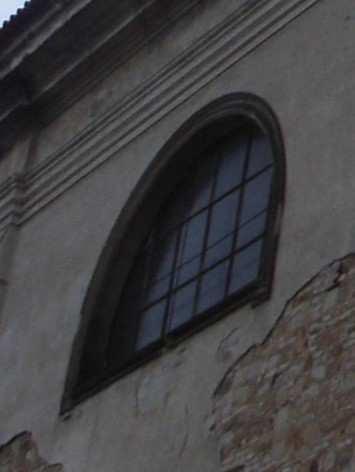 Obr. 35: Okno hlavní lodi Obr. 36: Horní okno presbytáře Obr.
