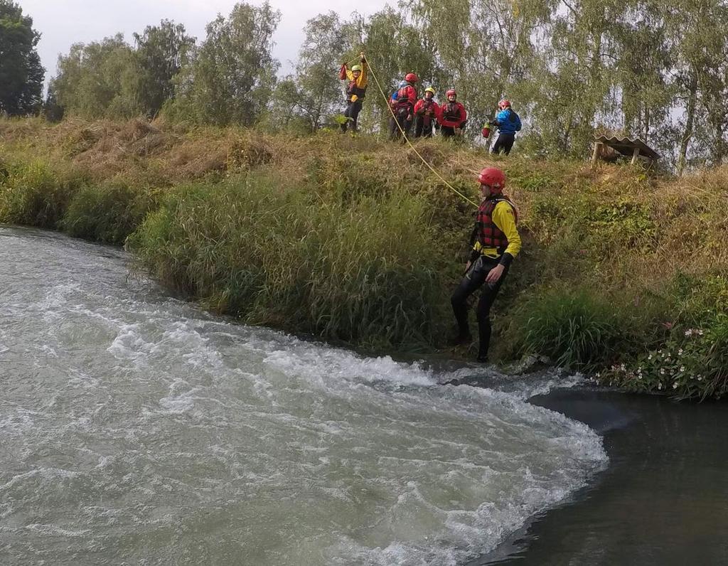 Na kurzu jsme se měli naučit, jak zachránit sebe i ostatní, jak poznat nebezpečí na vodě a jak správně vést skupinu.