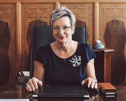 TopCFO 2019 23 práce. Téměř čtvrtina společností očekává, že odvětví 4.0 vyřeší nedostatek pracovníků, zejména v technických oblastech. Asi jedna pětina firem čeká, že se jejich pozice na trhu zlepší.