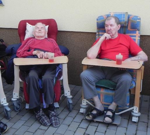 Někdy posloucháme hudbu, čteme si, povídáme, obdivujeme zahrádku i bylinky, nebo trénujeme pohyb.