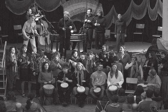 ňování dobrovolníků, s nové divadlo (rozhovor Lišky a Malého prince, z knihy Malý princ), promítání z našeho života a koncert Benebendu.