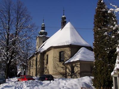 Křížová cesta v kostele pochází z roku 1932 a je od akad.malíře Adolfa Hoellera. Od stavby kostela sv.