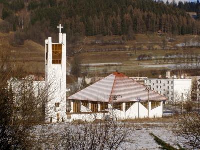 V prvním týdnu srpna roku 1996 se naplno svépomocí rozběhly práce na základech. Dne 28. října 1996 byly základy předány firmě SOPOS z Dubu nad Moravou k pokračování stavby nadzemní části. V neděli 15.