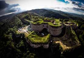 Rudnica, Srebrna Góra, Stoszowice a Żdanów. Dominantou je horská pevnost Stříbrná hora, která je jednou z největších pevností tohoto typu v Evropě.