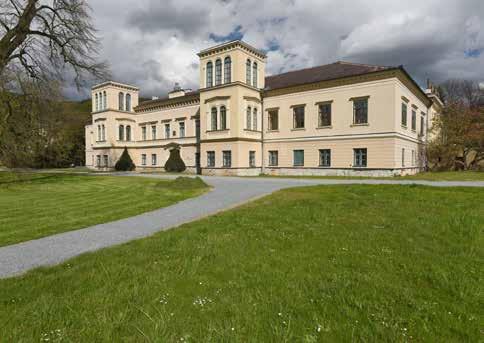 Do historie obce se nejvýznamněji zapsal rod hrabat Silva Tarouců, který zakoupil české panství v roce 1768 a byl majitelem zámku a některých pozemků až do roku 1945.