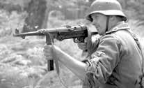 Republika Gileád, která se potýká s ekologickými katastrofami a ztrátou lidské plodnosti, je ovládána zvráceným fundamentalistickým režimem, který militantně volá po návratu k tradičním hodnotám.