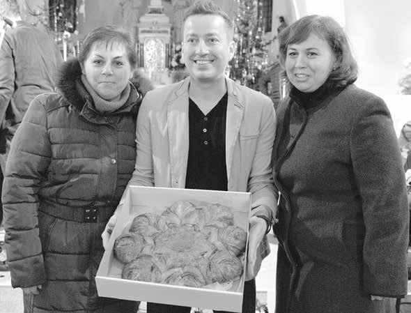 Naše soutěžící, která ve scénce o peníze bojuje, je právě stoletá a během soutěže se jí promítají v hlavě okamžiky z jejího