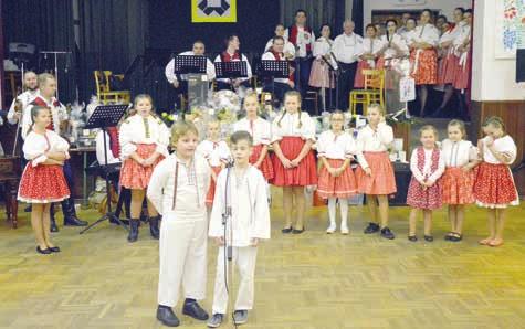 pár z Horňácka, aby nás tance naučil, prozradila za soubor Jitka Bartošová.