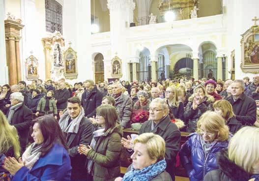 FOTO: KM Kouzelnou atmosféru vytvořil v kostele Komorní soubor Collegium Classic. FOTO: KM Vánoce oslavily světově Kostel byl zcela zaplněn posluchači.