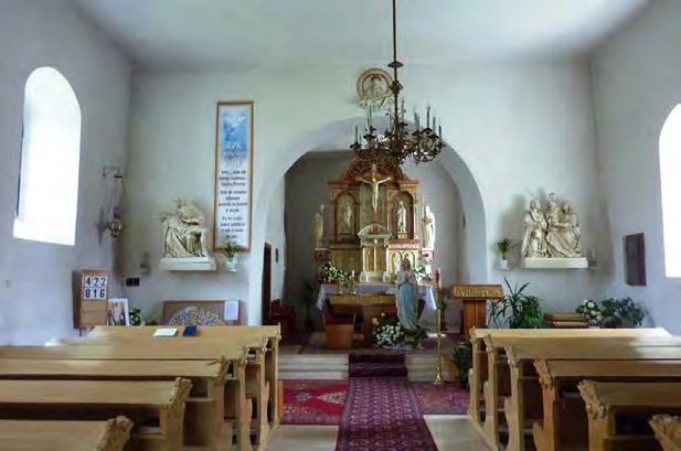 Pan Buh racz / mu lechke odpocziwani/dati a geho duši do ne/beske slawy przigiti. Na jižní zdi kostela můžeme vidět sluneční hodiny. Další vzácnou památkou Stínavy je kaplička Panny Marie a sv.