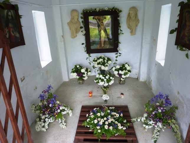 Zvon pochází z roku 1490. Okolo kostela se do roku 1874 rozkládal starý hřbitov s kostnicí, našlo se tu velké množství lidských kostí.