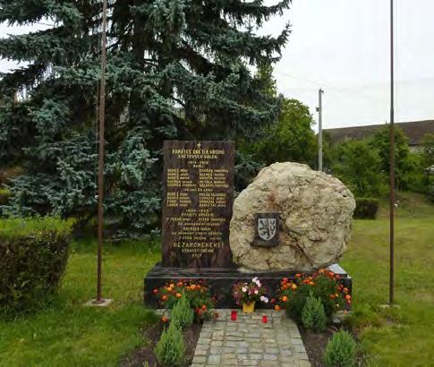 Na návsi stojí pomník obětem válek. Je nový, odhalený byl v roce 2010.