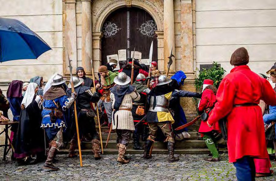 14 Jak se točí filmy u Historického spolku Kirri... Z Hněvotínského mysliveckého plesu 15 Nedaleko města Litovle leží obec Pňovice, ve které roku 2007 vznikl Historický spolek Kirri.