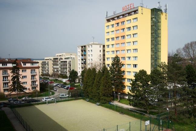 Žůrků, Sladkého a Lomená. Kolej Lomená 48, 617 00 Brno Komárov Jedno a dvoulůžkové pokoje v bytech, každý byt má vlastní soc.