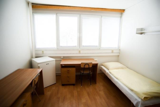 Kolej Sladkého 13, 617 00 Brno - Komárov V koleji Sladkého jsou dvou a jednolůžkové pokoje v buňce s umyvadlem + WC. Kuchyňky a sprchy jsou společné na každém patře.