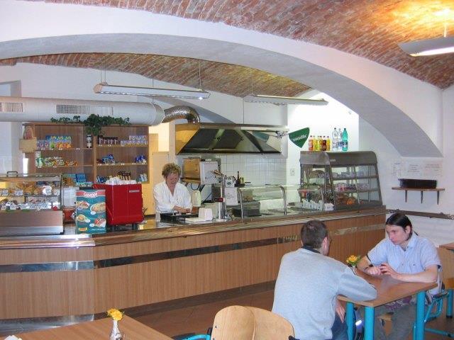 4.1.2 Stravovací provoz SP II Akademická menza Akademický klub, Veggie bar, Bufet LF Velký zájem o stravování studentů v centru města postupně vedl k