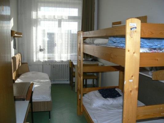 K parkování je možné pro ubytované studenty a zaměstnance MU zdarma využít parkoviště.