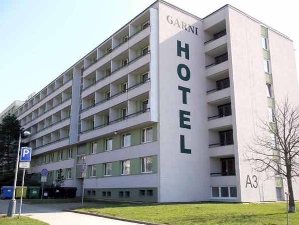 V přízemí je jednolůžkový byt s kuchyňkou a sociálním zařízením. Pro obyvatele bytů je k dispozici pračka se sušičkou, sklad a sušárna.