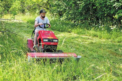 DZS-125 kombinuje výhody lištového i rotačního sečení. Sečení obstarává čtveřice oboustranně broušených nožů poháněných řetězem v olejové vaně a usazených na střižných kolících.