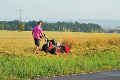 Žací ústrojí je tvořené horizontálním rotorem s 6 výkyvně uloženými speciálními noži. Výška strniště je nastavitelná v rozmezí -12 cm pomocí seřízení podpěrného válce.