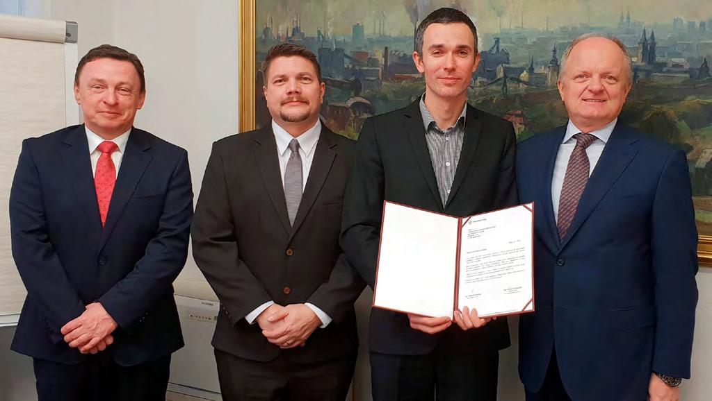 Horník Bezpečnostní heslo heslo měsíce: měsíce: Nepodceňujme Mysli na to, žechůzi, jednajezkratka může zkrátit celý Tvůj život! to nejčastější příčina iúrazů v OKD.