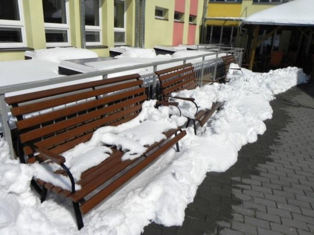 autobusem a pan ředitel ten s velikými obtížemi dorazil přes Odry až po