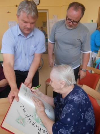 Živio, živio, živio Tak, a opět byly v domově krásné oslavy narozenin, a to devadesátky. Ty první oslavila paní Paterová. Ta je v našem domově už delší dobu.