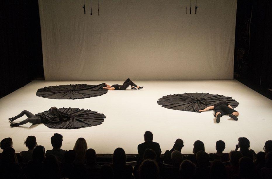 Bombyx mori Polky Oly Maciejewské stylizovanou, výtvarně silnou meditativní performancí.