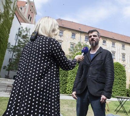 účinkujícími se fotografují nebo potkávají v ulicích