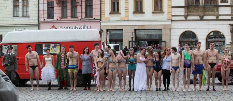 V olomouckém ArtUm Centru vedly svůj pohybový workshop tanečnice Catharina Vehre Gresslien a Marianne