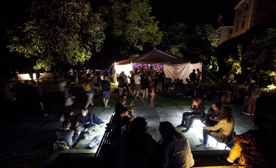 HISTORIE FESTIVALU Divadelní Flora proběhla poprvé v roce 1997 jako nenápadná přehlídka moravských vícesouborových divadel z domovské Olomouce, Ostravy, Opavy a Brna, které na jediné festivalové