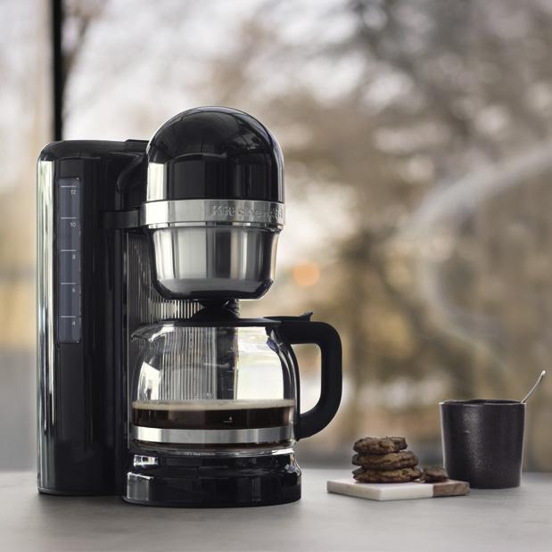 5KCM1204OB Coffee Maker with One-Touch Brewing Ekspres do kawy z intuicyjnym systemem zaparzania Intuitivní kávovar na filtrovanou kávu Aparat za kuhanje kave jednim