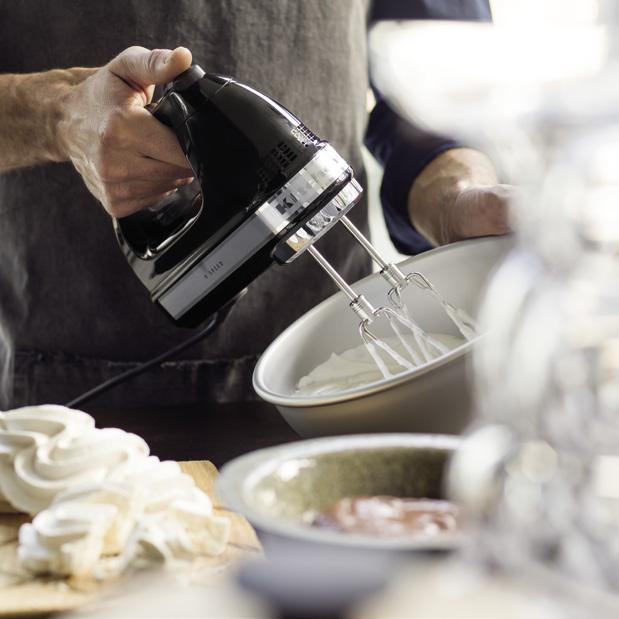 BAKING Pieczenie Pečení Pečenje Pečenie אפיה Whatever you re creating, our powerful and versatile Speed Hand Mixer and range of accessories will inspire you throughout your culinary journey.