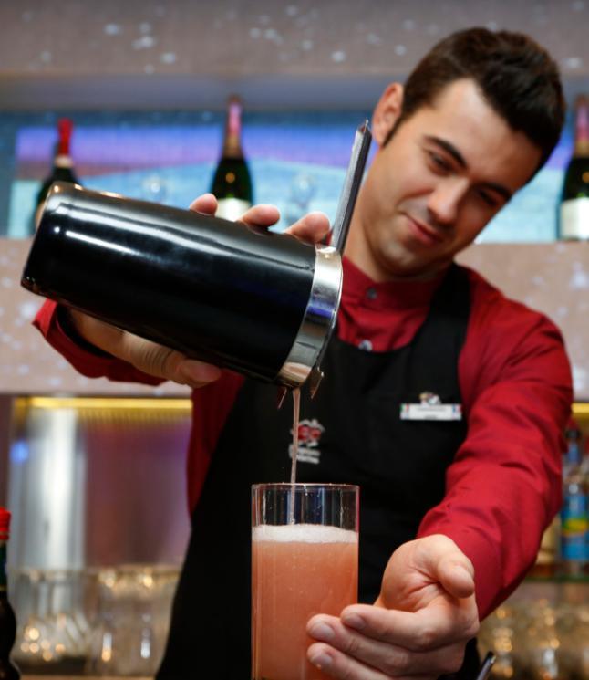 Čas na drink Bary otevřené po celý den a večer Le Bobsleigh (Hlavní bar) Situovaný v centru hotelového resortu, v 1. patře, nabízí tento bar překrásnou terasu orientovanou na jih.