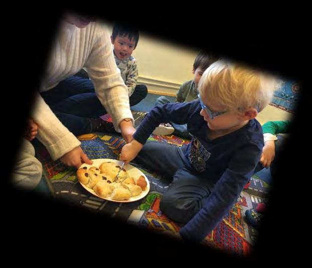 Um die Freude des Teilens gleich zu spüren, teilte der Pfarrer sein Brot mit wir Kindern und auch diese