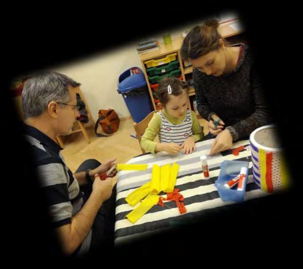 Einen Tag vor unserem Martinsumzug kamen Eltern, Kinder und Erzieher im Kindergarten zusammen um Laternen zu