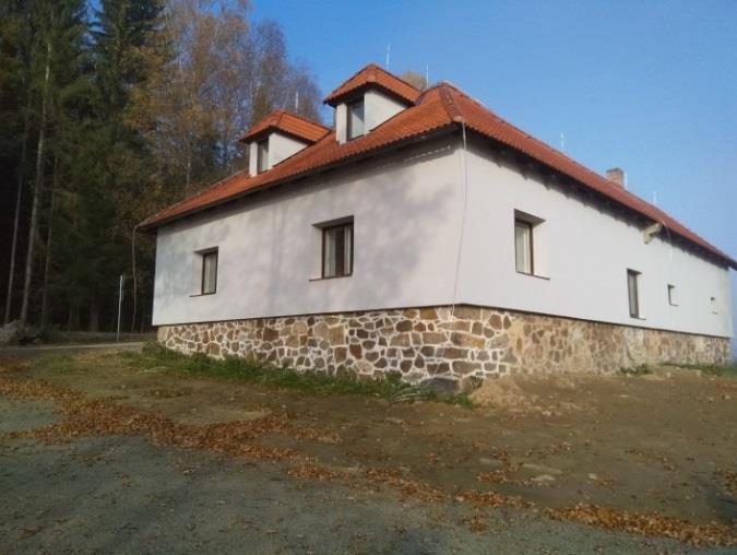 přízemí budovy, aby lépe vyhovovala plánovanému provozu stanice (sušárna, prostory pro odchovná akvária, expozici ).