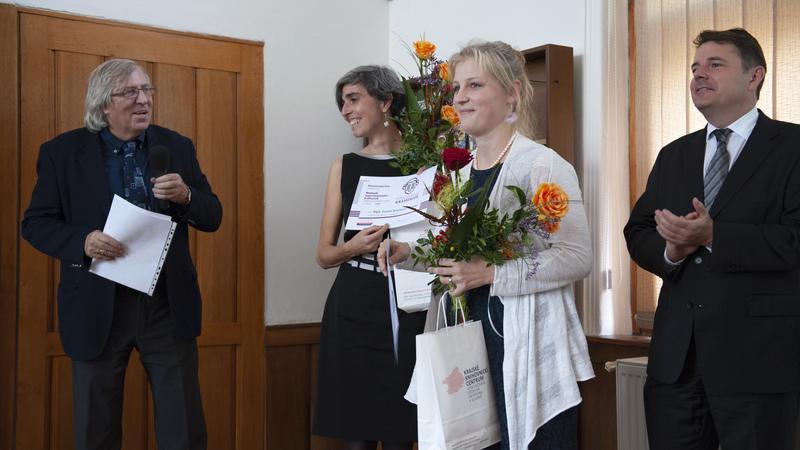 Dana Schovánková z Obecní knihovny ve Bzové (region Příbram). Ocenění jim předali Ing. Zdeněk Štefek a Mgr.