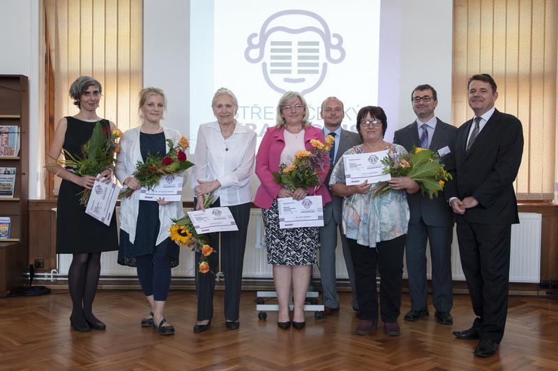 [24] Oceněné knihovnice se zástupci kraje Zdeňkem Štefkem a Tomášem Procházkou a vedoucím Krajského knihovnického centra