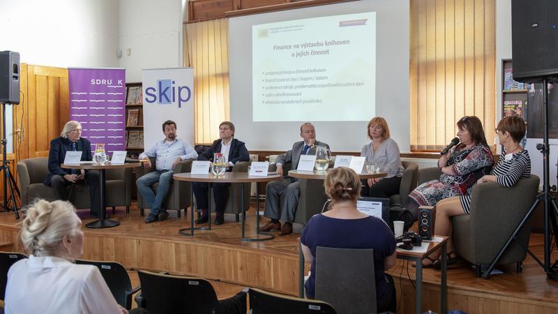 [10] Účastníci panelové diskuze Diskuzi moderoval