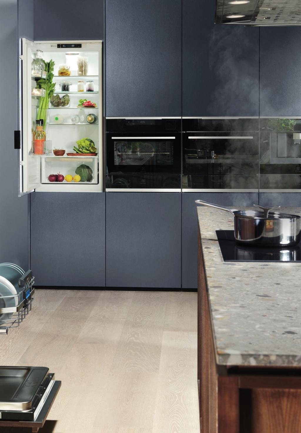 ELECTROLUX, s. r. o. Budějovická 778/ 40 Praha 4 Česká republika Zákaznická linka: 6 0 6 E-mail: zakaznicke.centrum@electrolux.com Informace o spotřebičích najdete na webové adrese: www.electrolux.cz www.
