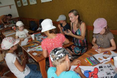 Dopoledne probíhala výuka angličtiny v malých skupinkách, odpoledne se konala celotáborová hra na téma The Smurfs pro mladší děti a The Olympic Games pro starší školáky.