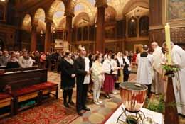 6.) zazní krátké eucharistické úvahy. Sepsáním textů byl pověřen P. Radek Tichý.