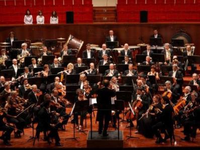 7. SYMFONICKÝ ORCHESTR Devadesátičlenný symfonický orchestr je tvořen z jedné třetiny jinými než smyčcovými nástroji.