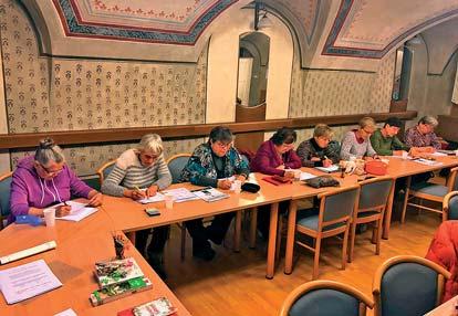 Poradenské a informační centrum pro seniory při obecně prospěšné společnosti ICOS Český Krumlov Zajišťuje v Českém Krumlově pravidelné kurzy zaměřené na výuku cizích jazyků (angličtina), trénování