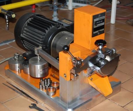 4 5 3 2 1 nádobka na vzorek 2 upínací mechanismus na váleček 3 počítadlo metrů 4 umístění závaží 5 páka přítlaku válečku na prstenec s olejem 1 Obr.