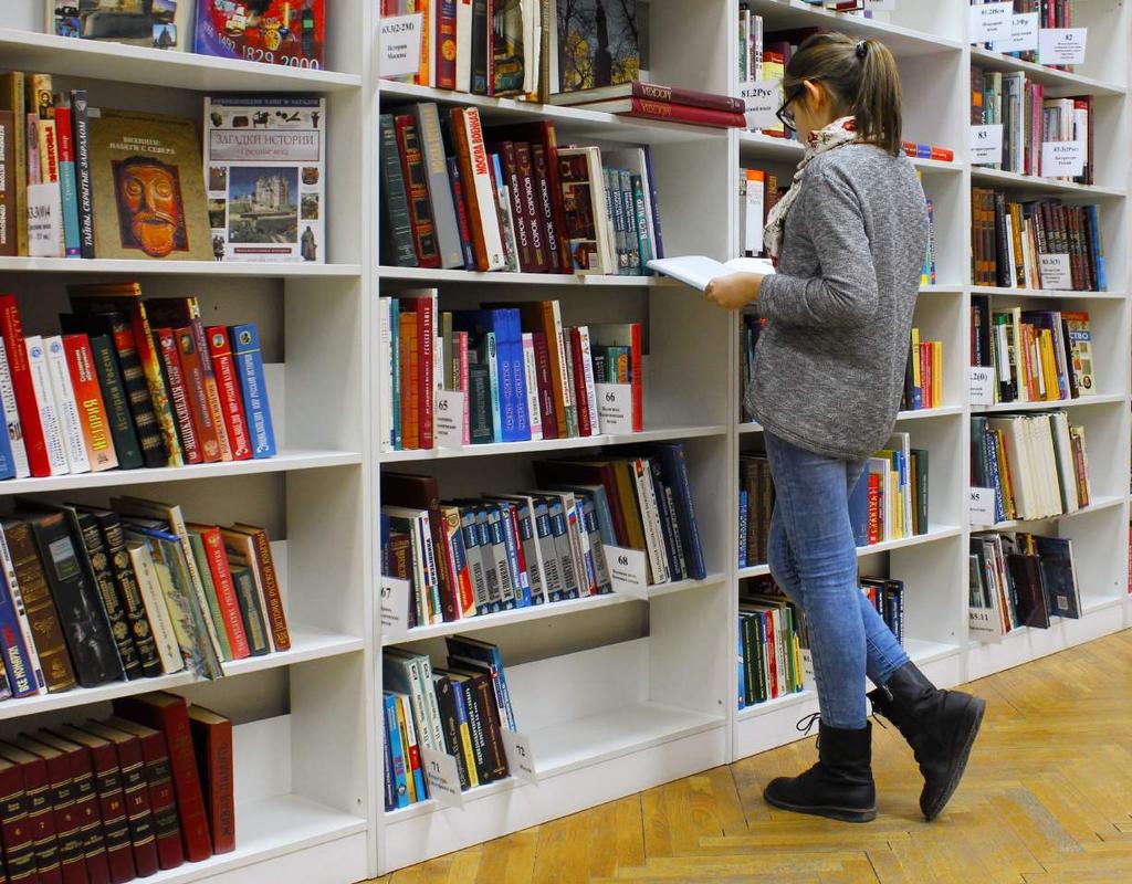 EXKURZE V KNIHOVNĚ seznámení s knihovnou, její historií a funkcí služby knihovny orientace ve fondu on-line katalog a jak v něm