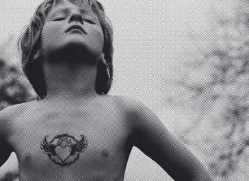 GAYBY BABY Grahama (12) tátové adoptovali, když mu bylo pět a vůbec neuměl mluvit. Teď mu dělá problémy čtení a má obavy, že se mu v nové škole budou spolužáci smát.