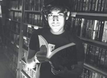ZÁZRAČNÉ DÍTĚ INTERNETU: PŘÍBĚH AARONA SCHWARZE Aaron Swartz už od dětství miloval počítače.