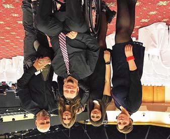 Políbením označil Jidáš toho, kterého zradil, a Ježíš se ve svobodě nechává odvést. Petr sice též zapírá, třikrát, ale pláče, lituje, a za Mistra se sám jednou obětuje.